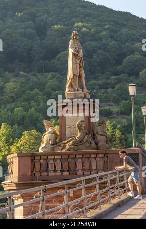 Heidelberg, Deutschland - 1. Aug 2020: Charles Theodore staune auf der alten Brücke während der goldenen Stunde Stockfoto