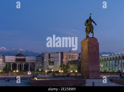 Nationalmuseum und Denkmal des Nationalhelden Manas 'Aykol Manas'. Ala Too Platz im Stadtzentrum. Die Hauptstadt Bischkek befindet sich im Fußraum Stockfoto