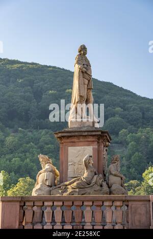 Heidelberg, Deutschland - 1. Aug 2020: Charles Theodore staune auf der alten Brücke während der goldenen Stunde Stockfoto