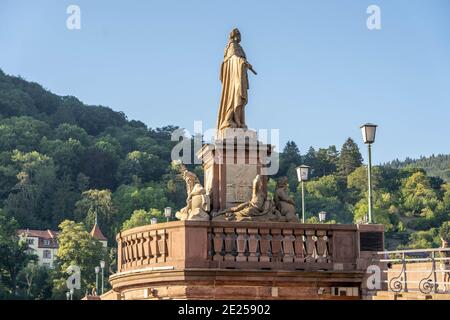 Heidelberg, Deutschland - 1. Aug 2020: Charles Theodore staune auf der alten Brücke während der goldenen Stunde Stockfoto