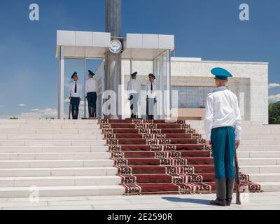 Wachwechsel. Ala Too Platz im Stadtzentrum. Die Hauptstadt Bischkek . Asien, Zentralasien, Kirgisistan Stockfoto