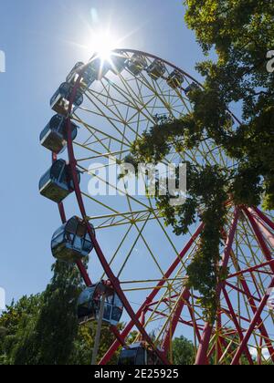 Das Riesenrad im Panfilow Park, ein Vergnügungspark im Stadtzentrum. Die Hauptstadt Bischkek . Asien, Zentralasien, Kirgisistan Stockfoto