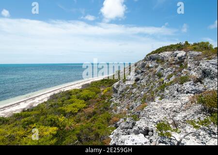 Der Blick auf gestreckten Strand und die Spitze des Hügels, der höchste Punkt auf der Insel Grand Turk (Turks-und Caicos-Inseln). Stockfoto