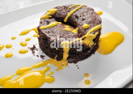 Schokoladen- und Birnenkuchen mit heißem Eierkuchen in weißer Schale Stockfoto