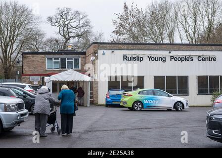 Ruislip, Großbritannien. 12. Januar 2021. Die Patienten betreten ein Impfzentrum für Coronaviren im Ruislip Young People’s Centre in Ruislip im Nordwesten Londons. Dieser Community Vaccine Hub ist einer von zwei, die im Londoner Stadtteil Hillingdon (der andere in Hayes) gegründet wurden. Bisher haben etwa 2,3 Millionen Menschen in Großbritannien ihre erste Dosis des Impfstoffs zum 10. Januar erhalten. Kredit: Stephen Chung / Alamy Live Nachrichten Stockfoto