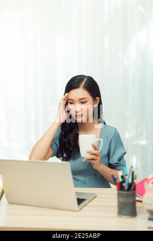 Frau oder Student Mädchen mit Laptop-Computer trinken Kaffee Stockfoto