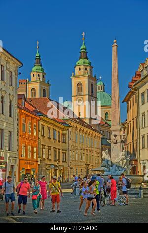 Robba-Brunnen auf dem Rathausplatz mit der St.-Nikolaus-Kathedrale im Hintergrund, Stadtzentrum von Ljubljana, Slowenien. Stockfoto