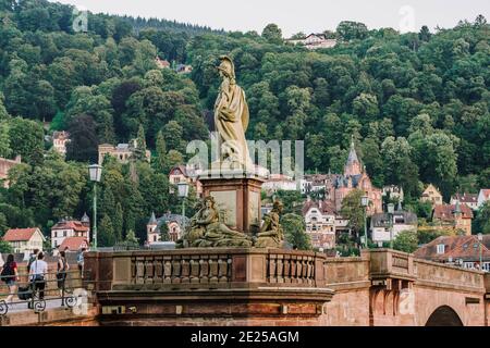 Heidelberg, Deutschland - 1. Aug 2020: Skulptur der römischen Göttin Minerva auf einer alten Brücke nach Sonnenuntergang Stockfoto