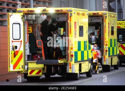 London, Großbritannien. Januar 2021. Linien von Krankenwagen und ein stetiger Strom von Patienten, die im Royal London Hospital ankommen. Das Covid-19-Virus setzt das Personal und die Krankenhäuser unter starken Druck. Kredit: Mark Thomas/Alamy Live Nachrichten Stockfoto