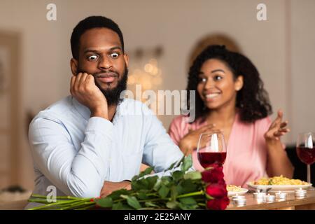 Schwarzer Mann Am Erfolglosen Ersten Datum Im Restaurant Stockfoto