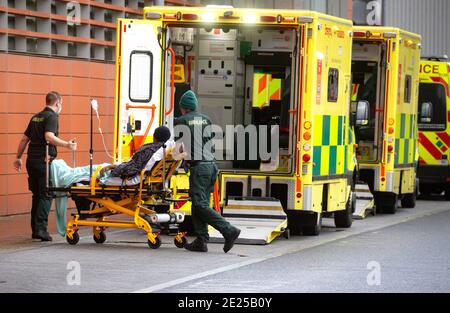 London, Großbritannien. Januar 2021. Linien von Krankenwagen und ein stetiger Strom von Patienten, die im Royal London Hospital ankommen. Das Covid-19-Virus setzt das Personal und die Krankenhäuser unter starken Druck. Kredit: Mark Thomas/Alamy Live Nachrichten Stockfoto