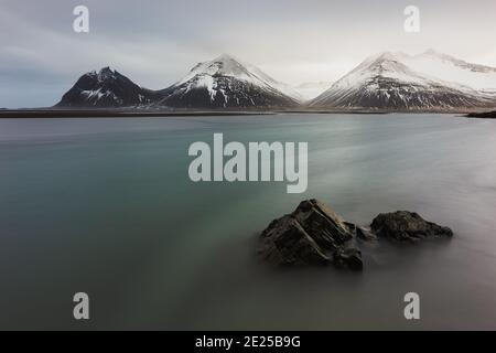 Landschaft des Vestrahorn Bergs auf Stokksnes Kap in Island. Stockfoto