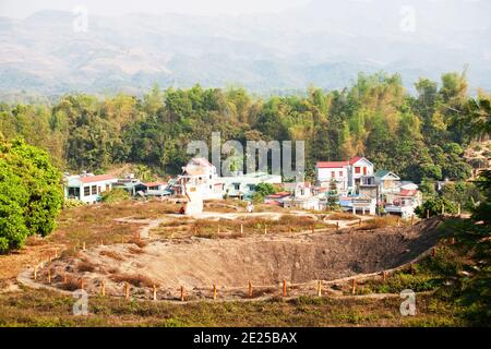 Landschaft der Krater eines Hügels bei Dien Bien Phu, Vietnam, dem wichtigsten Lager der französischen Kolonisten während des ersten Indochinakrieges 1954. Stockfoto