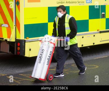 London, Großbritannien. Januar 2021. Sauerstoff wird abgegeben. Linien von Krankenwagen und ein stetiger Strom von Patienten, die im Royal London Hospital ankommen. Das Covid-19-Virus setzt das Personal und die Krankenhäuser unter starken Druck. Kredit: Mark Thomas/Alamy Live Nachrichten Stockfoto