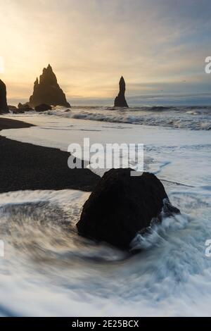 Toller Blick auf die Felsformationen Troll Toes auf Black Beach Reynisfjara in der Nähe des Dorfes Vik auf Island. Stockfoto