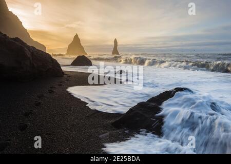 Toller Blick auf die Felsformationen Troll Toes auf Black Beach Reynisfjara in der Nähe des Dorfes Vik auf Island. Stockfoto