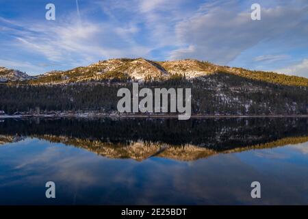 DONNER LAKE, CALIFORNIA, USA - 02. Jan 2021: Die Berge der Sierra Nevada spiegeln sich im klaren, ruhigen Wasser von Donner La wider Stockfoto