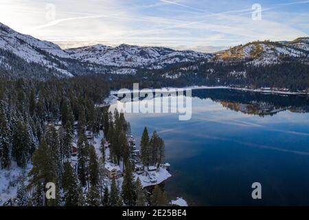 DONNER LAKE, CALIFORNIA, USA - 02. Jan 2021: Luftaufnahme des Donner Lake im Vordergrund mit dem Donner Peak und dem Mt Judah im Hintergrund Stockfoto