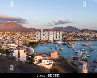 Blick auf die Stadt und den Hafen. Stadt Mindelo, ein Seehafen auf der Insel Sao Vicente, Kap Verde im äquatorialatlantik. Afrika, April Stockfoto