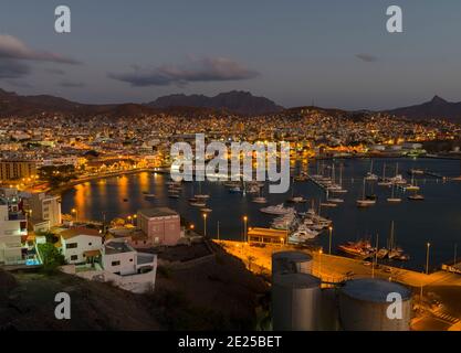 Blick auf die Stadt und den Hafen. Stadt Mindelo, ein Seehafen auf der Insel Sao Vicente, Kap Verde im äquatorialatlantik. Afrika, April Stockfoto