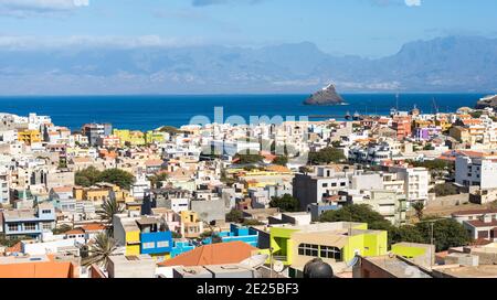 Blick auf die Stadt und den Hafen Richtung Santo Antao. Stadt Mindelo, ein Seehafen auf der Insel Sao Vicente, Kap Verde im äquatorialatlantik. Af Stockfoto