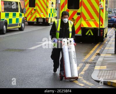 London, Großbritannien. Januar 2021. Sauerstoff wird abgegeben. Linien von Krankenwagen und ein stetiger Strom von Patienten, die im Royal London Hospital ankommen. Das Covid-19-Virus setzt das Personal und die Krankenhäuser unter starken Druck. Kredit: Mark Thomas/Alamy Live Nachrichten Stockfoto