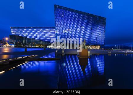 Nachtansicht auf Harpa - Reykjavik Opera House, das mit dem Mies van der Rohe Award for Contemporary Architecture ausgezeichnet wurde. Stockfoto