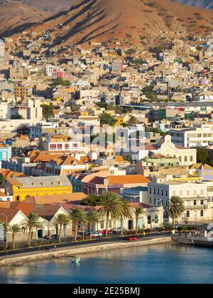 Blick auf die Stadt und den Hafen. Stadt Mindelo, ein Seehafen auf der Insel Sao Vicente, Kap Verde im äquatorialatlantik. Afrika, April Stockfoto