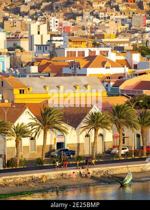 Blick auf die Stadt und den Hafen. Stadt Mindelo, ein Seehafen auf der Insel Sao Vicente, Kap Verde im äquatorialatlantik. Afrika, April Stockfoto