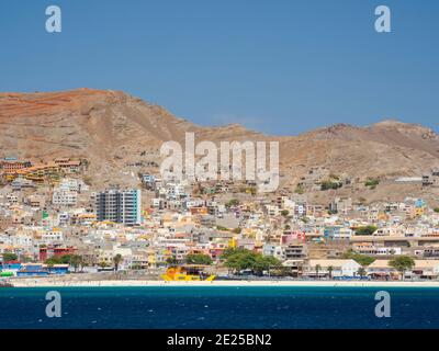 Blick auf die Stadt und den Praia da Laginha. Stadt Mindelo, ein Seehafen auf der Insel Sao Vicente, Kap Verde im äquatorialatlantik. Afrika, April Stockfoto