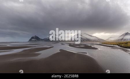 Landschaft des Vestrahorn Bergs auf Stokksnes Kap in Island. Stockfoto