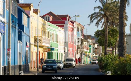 Rua de Praia oder Avenida da Republica mit alten Stadthäusern von Handelsgesellschaften (armazens). Stadt Mindelo, ein Seehafen auf der Insel Sao Vicente, Kap V. Stockfoto