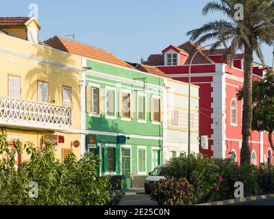 Rua de Praia oder Avenida da Republica mit alten Stadthäusern von Handelsgesellschaften (armazens). Stadt Mindelo, ein Seehafen auf der Insel Sao Vicente, Kap V. Stockfoto