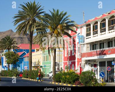 Rua de Praia oder Avenida da Republica mit alten Stadthäusern von Handelsgesellschaften (armazens). Stadt Mindelo, ein Seehafen auf der Insel Sao Vicente, Kap V. Stockfoto