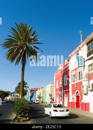 Rua de Praia oder Avenida da Republica mit alten Stadthäusern von Handelsgesellschaften (armazens). Stadt Mindelo, ein Seehafen auf der Insel Sao Vicente, Kap V. Stockfoto