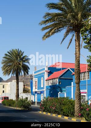 Rua de Praia oder Avenida da Republica mit alten Stadthäusern von Handelsgesellschaften (armazens). Stadt Mindelo, ein Seehafen auf der Insel Sao Vicente, Kap V. Stockfoto