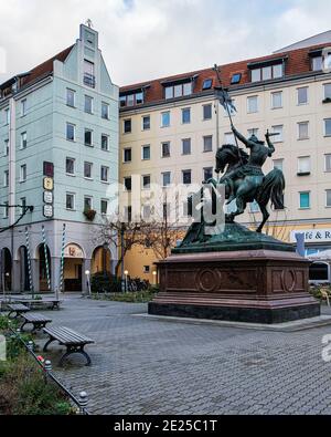 St. Georg und der Drache, Bronzeskulptur in der historischen Altstadt im Nikolaiviertel, Mitte, Berlin, Deutschland Stockfoto