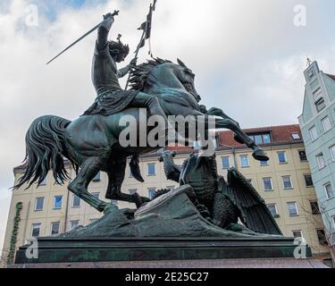 St. Georg und der Drache, Bronzeskulptur in der historischen Altstadt im Nikolaiviertel, Mitte, Berlin, Deutschland Stockfoto