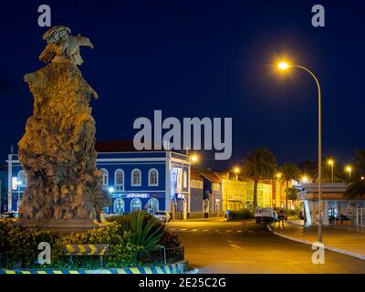 Rua de Praia oder Avenida da Republica mit alten Stadthäusern von Handelsgesellschaften (armazens). Stadt Mindelo, ein Seehafen auf der Insel Sao Vicente, Kap V. Stockfoto