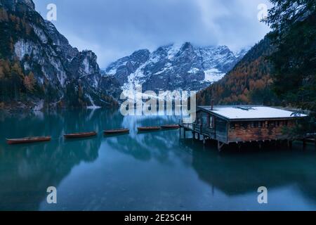 Ein Bild von schönen Ausläufer am Pragser See (Lago di Prags), sehr bekanntes touristisches Ziel in den italienischen Dolomiten, in der Nähe von Cortina d'Ampe Stockfoto