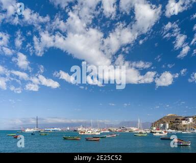 Blick über den Hafen, im Hintergrund Ssnto Antao. Stadt Mindelo, ein Seehafen auf der Insel Sao Vicente, Kap Verde im äquatorialatlantik. Afrika, Stockfoto