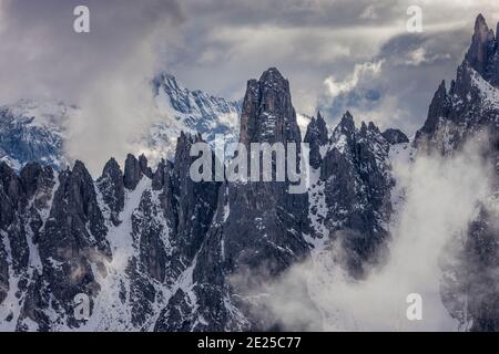 Ein Bild der Cadini di Misurina Bergkette, mit dramatischen Wolken, in der Nähe von Cortina d'Ampezzo, in den italienischen Dolomiten Stockfoto