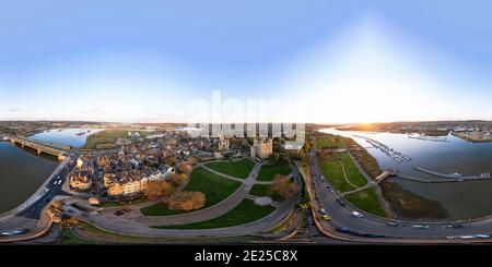 Rochester, Vereinigtes Königreich - 4. November 2020: Kugelförmiges Luftpanorama des historischen Rochester in Herbstfarben bei Sonnenuntergang. Stockfoto