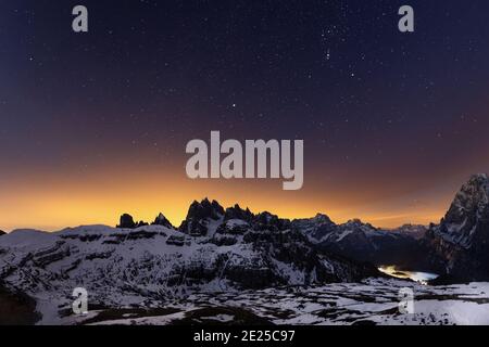 Ein Bild der Cadini di Misurina Bergkette, unter einem nächtlichen Sternenhimmel, in der Nähe der Tre cime di Lavaredo und Cortina d'Ampezzo, im italienischen Dolo Stockfoto