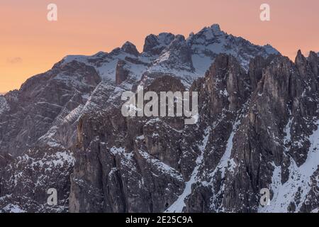 Ein Bild der Cadini di Misurina Bergkette, bei Sonnenaufgang, in der Nähe von Cortina d'Ampezzo, in den italienischen Dolomiten Stockfoto