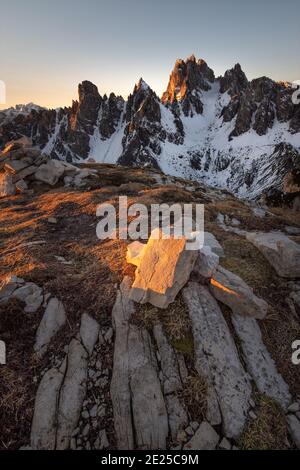 Ein Bild der Cadini di Misurina Bergkette, bei Sonnenaufgang, in der Nähe von Cortina d'Ampezzo, in den italienischen Dolomiten Stockfoto