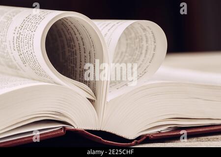 Die Heilige Schrift auf einem Holztisch. Stockfoto