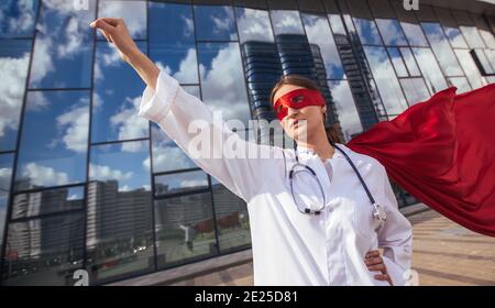 Ärztin in einem Superhelden Cape ist bereit zu helfen. Stockfoto