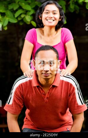 Porträt eines attraktiven südostasiatischen jungen Erwachsenen, männlich und weiblich verliebten Paares, das Peekaboo spielt Stockfoto