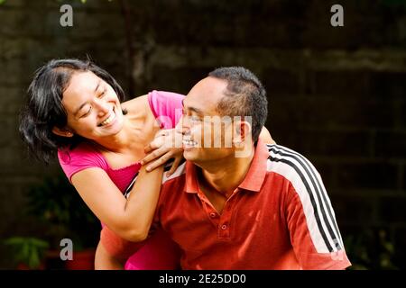 Porträt eines attraktiven südostasiatischen jungen Erwachsenen, männlich und weiblich verliebten Paares, das Peekaboo spielt Stockfoto